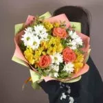 Букет с розами, альстромериями и кустовыми хризантемами в оформлении