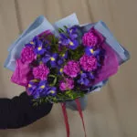 Букет с ирисами и диантусом в оформлении