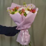 Нежный букет с розами, эустомой, альстромериями и хризантемой в оформлении