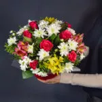 Шляпная коробка с розами, альстромериями и хризантемой