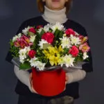 Шляпная коробка с розами, альстромериями и хризантемой