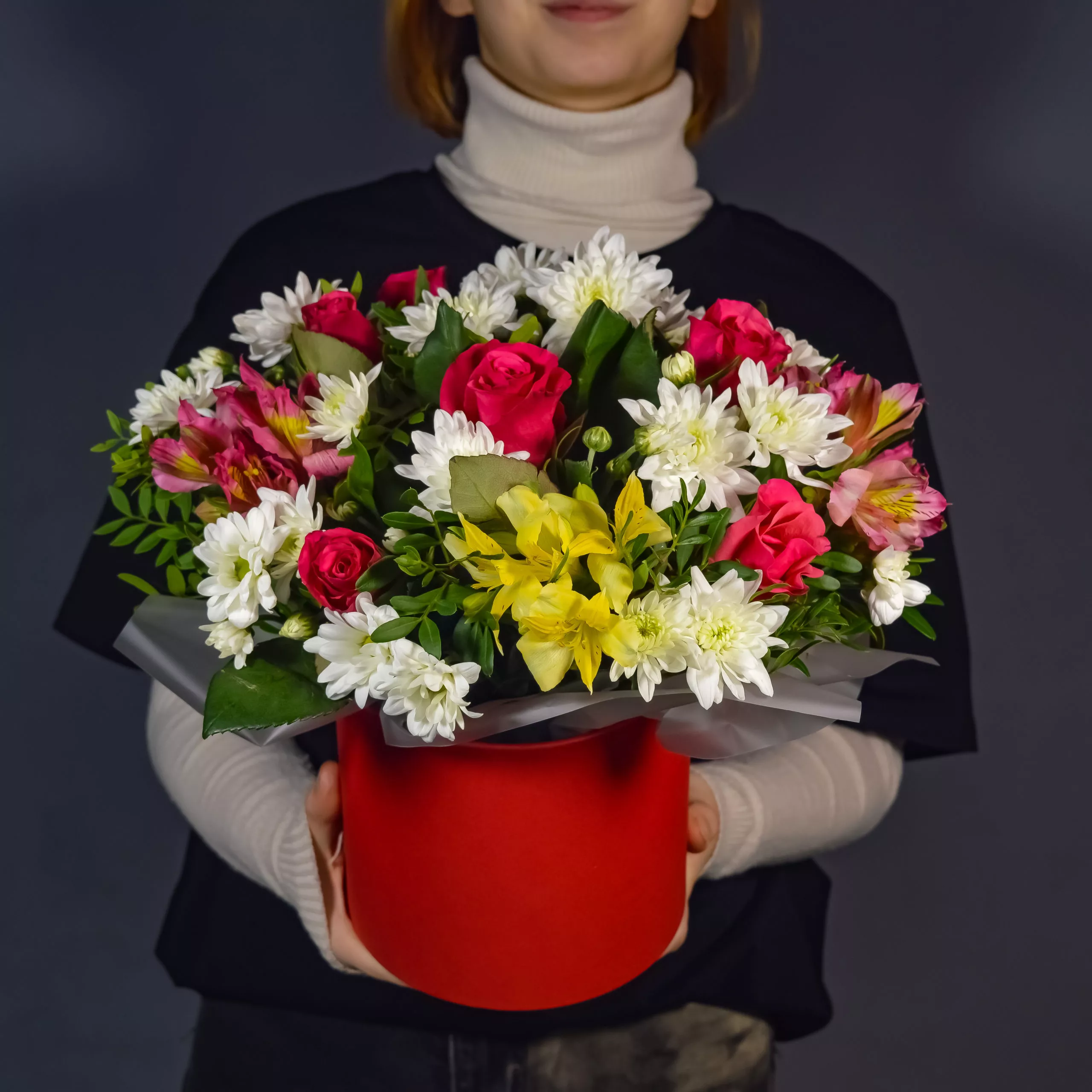 Шляпная коробка с розами, альстромериями и хризантемой