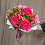 Букет с розами и альстромериями в оформлении