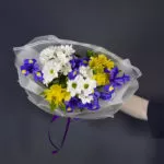 Букет с ирисами, хризантемами и альстромериями в оформлении