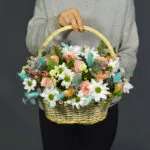 Цветочная композиция в корзине