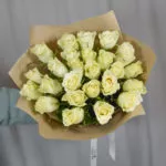 Букет из 25 белых роз в крафт-бумаге