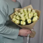 Букет из 25 белых роз в крафт-бумаге