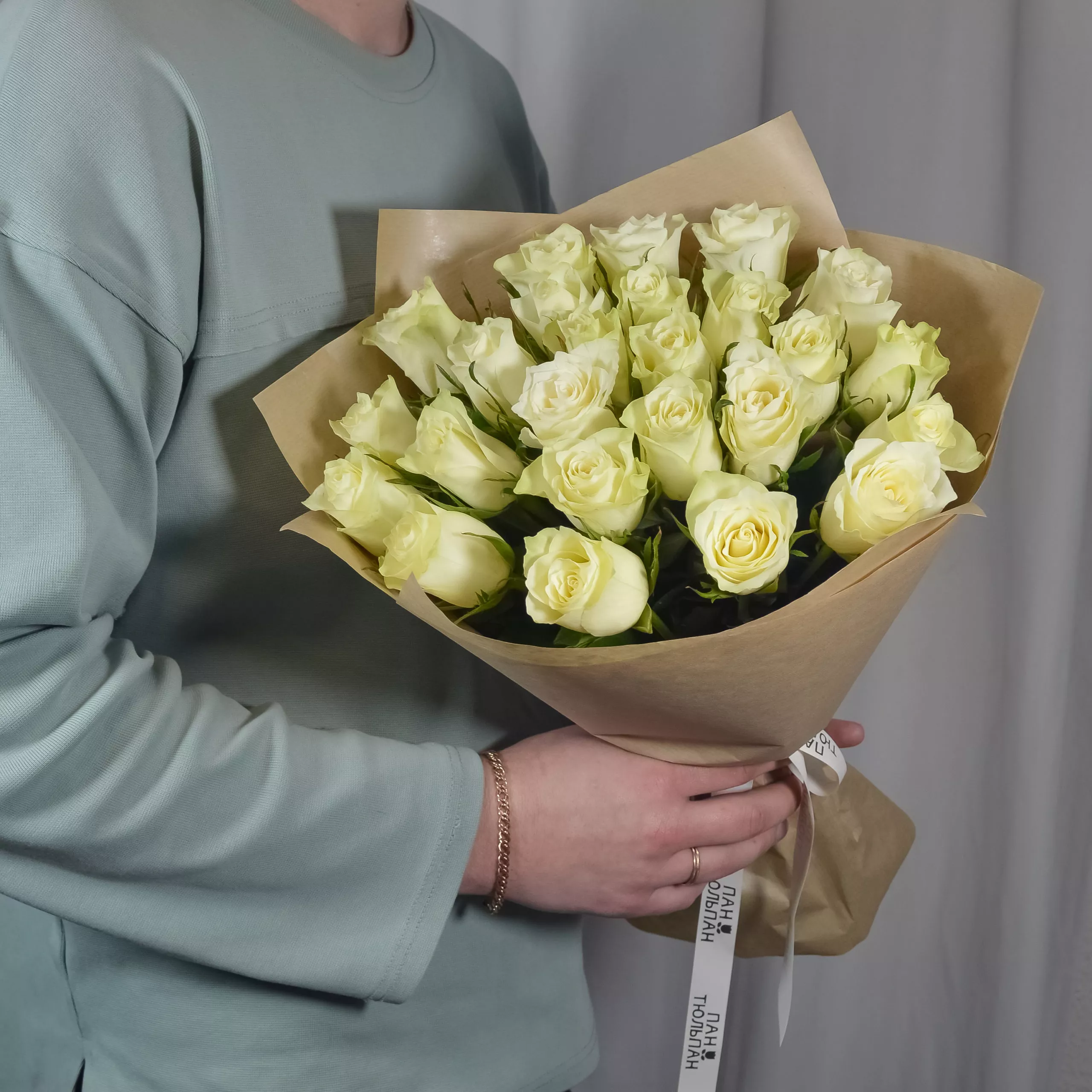Букет из 25 белых роз в крафт-бумаге