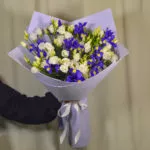 Букет с ирисами и эустомой в оформлении