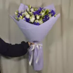 Букет с ирисами и эустомой в оформлении