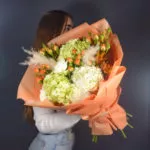 Букет в персиковых оттенках с гортензиями и кустовыми розами