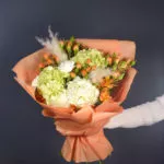 Букет в персиковых оттенках с гортензиями и кустовыми розами
