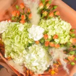 Букет в персиковых оттенках с гортензиями и кустовыми розами