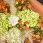 Букет в персиковых оттенках с гортензиями и кустовыми розами