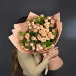 Букет с кустовой пионовидной розой в упаковке