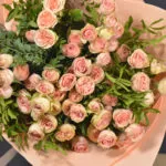 Букет с кустовой пионовидной розой в упаковке