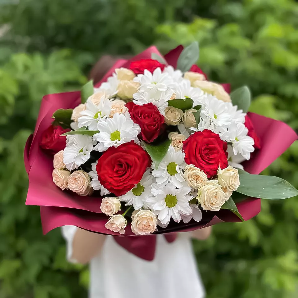 Букет микс с розами и альстромерией
