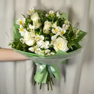 Букет белый микс с розами и альстромерией