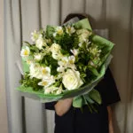 Букет белый микс с розами и альстромерией