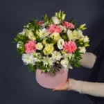Шляпная коробка с розами, эустомой и диантусом