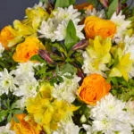 Шляпная коробка с розами, альстромериями и хризантемой