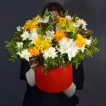 Шляпная коробка с розами, альстромериями и хризантемой