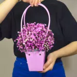 Розовая сумочка с гипсофилой