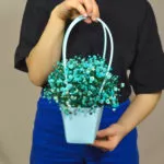 Голубая сумочка с гипсофилой