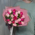 25 бело-розовых роз 40 см с упаковкой