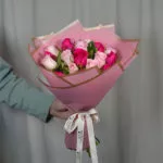 25 бело-розовых роз 40 см с упаковкой
