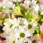 Стойкий букет с альстромериями и хризантемами