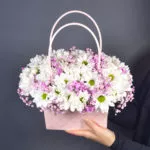 Композиция в розовой сумочке с ромашками
