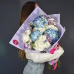 Воздушный букет с гортензиями, альстромериями и кустовой хризантемой