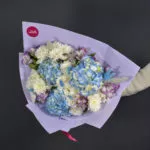 Воздушный букет с гортензиями, альстромериями и кустовой хризантемой