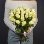 25 белых роз 40 см