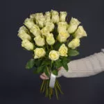 25 белых роз 40 см