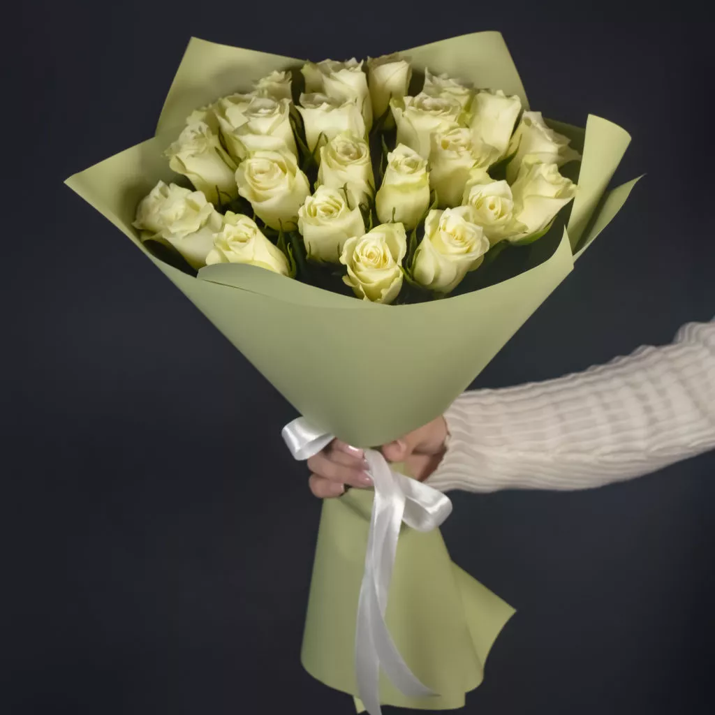 25 белых роз 40 см с упаковкой