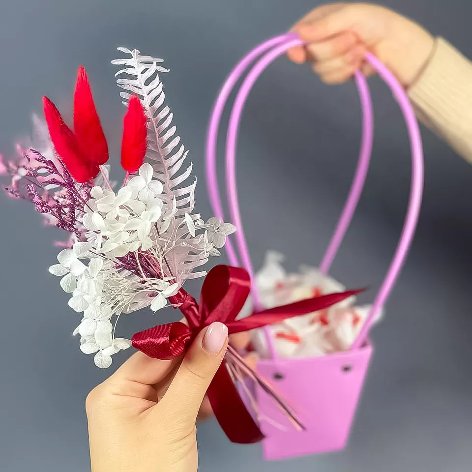 Сумочка с конфетами «Raffaello» и сухоцветами
