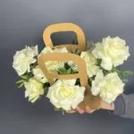 Композиция в крафтовой сумочке с белыми розами