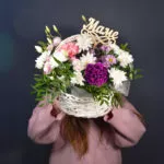 Цветочная композиция в корзине