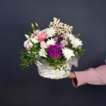 Цветочная композиция в корзине