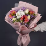 Стойкий букет с альстромериями, розами, гипсофилой и хризантемами