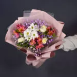 Стойкий букет с альстромериями, розами, гипсофилой и хризантемами