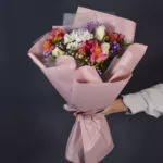 Стойкий букет с альстромериями, розами, гипсофилой и хризантемами