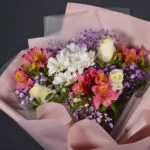 Стойкий букет с альстромериями, розами, гипсофилой и хризантемами